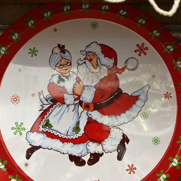 Vintage GIFTCO INC 1981 Metal Round Christmas Serving Tray Santa & Mrs Claus - Picture 2 of 4